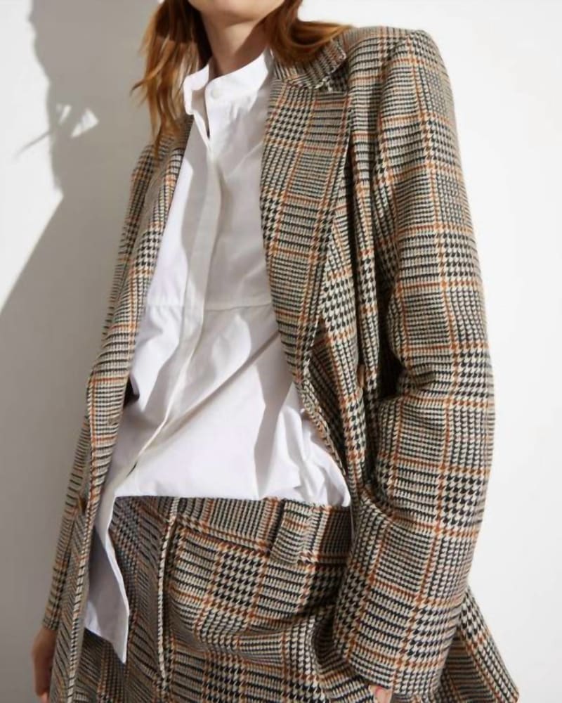 Front of a model wearing a size LG/XL Taylor Oversized Blazer in Houndstooth Plaid in Houndstooth Plaid by Saint Art. | dia_product_style_image_id:339860